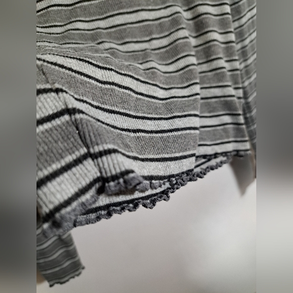 3/15 SWS ESSENTIALS STRIPED CROP TOP SIZE SMALL - Picture 3 of 6